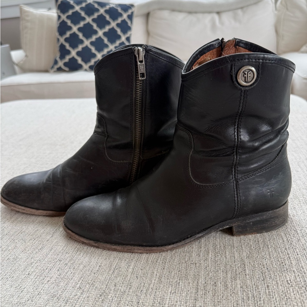 Frye Melissa Button Short w inside zip Black W size 8